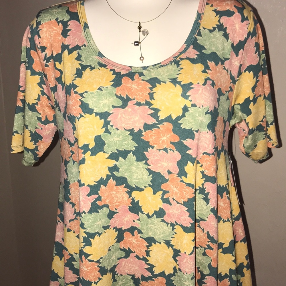 Medium  Lularoe Perfect T.  Springtime fave!